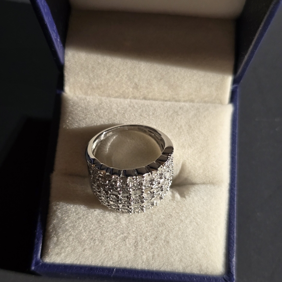Elegant Silver Women's Ring - Picture 2 of 3